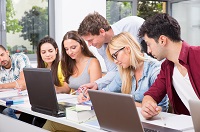 schüler mit lehrer in der uni